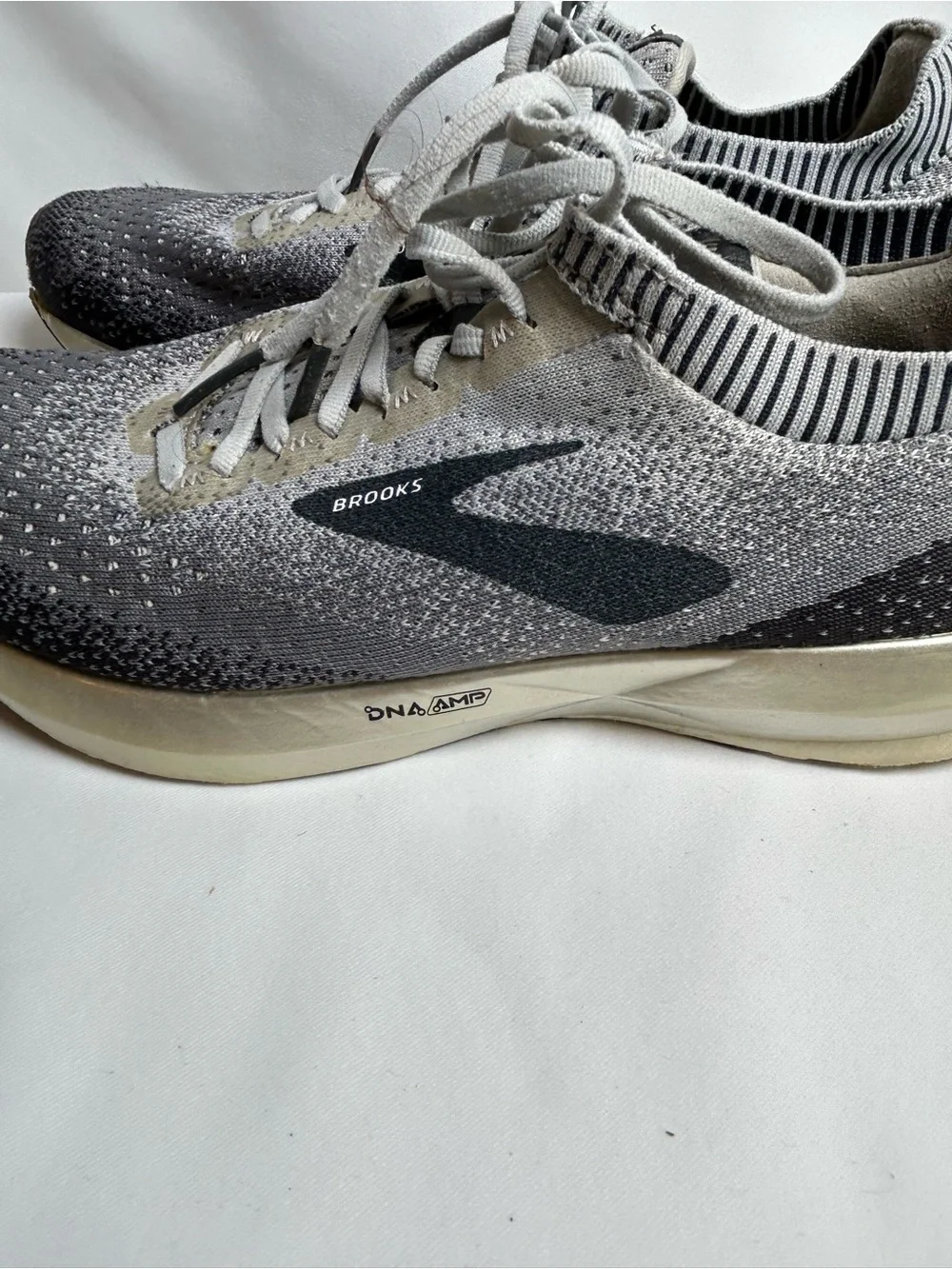 Brooks Levitate 2 running shoes women’s size 10 gray white athletic sneakers